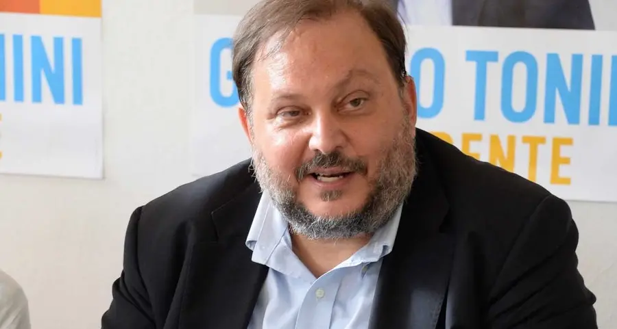 Pinzolo, al bar Aquila Nera il candidato Tonini si presenta