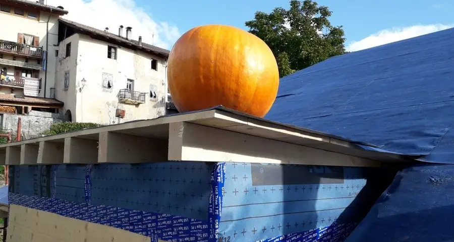 Sul tetto del maso invece del pino spunta una zucca