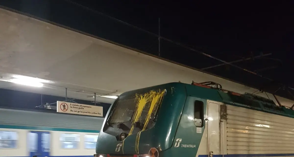 Treno nel mirino dei sabotatori: vernice gialla e binari incatenati