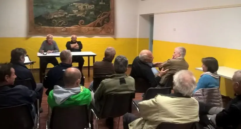 Un pontile per l’attracco lungo la spiaggia di Ischia