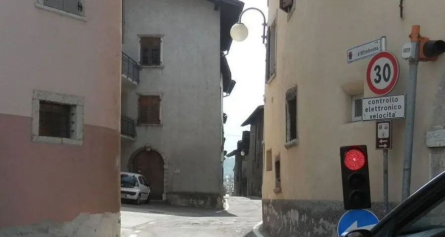 Madrano, pedoni via dalla stretta