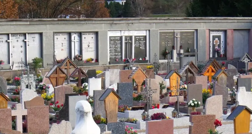 A Moena spariscono dalle tombe vasi, fiori, lumini e pure statuine