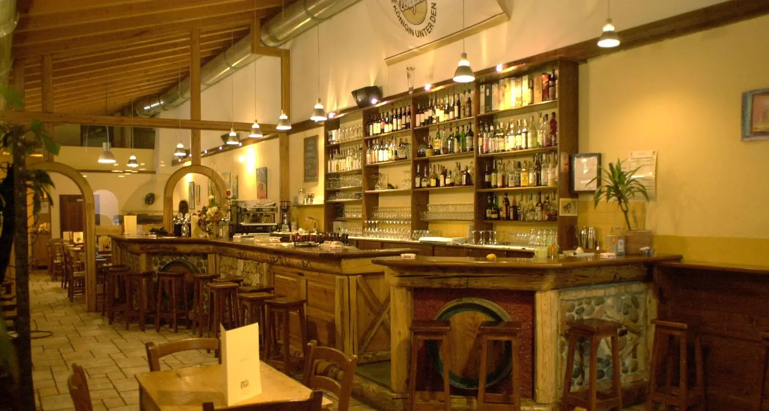 Trento, finto cuoco disoccupato cerca di rubare le mance al pub
