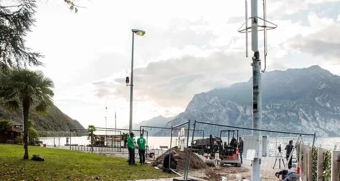 Il vento del Garda accende i lampioni del lungolago