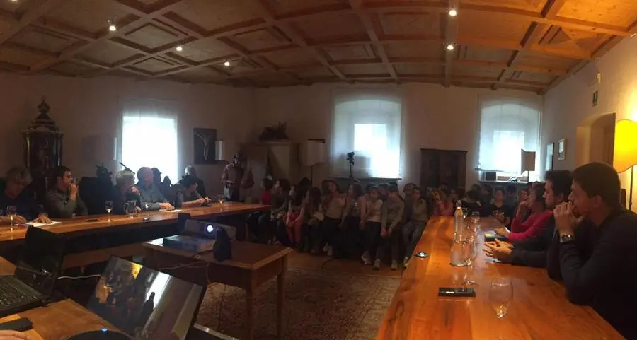 Consiglieri e alunni applaudono alla pace
