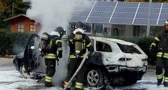 Automobile avvolta dalle fiamme