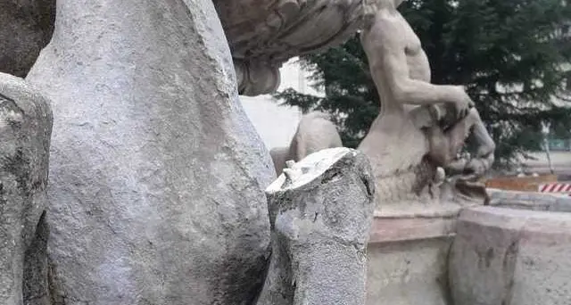 Fontana del Nettuno, nuovo danno