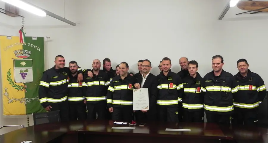 Il grazie ai pompieri è “nero su bianco”