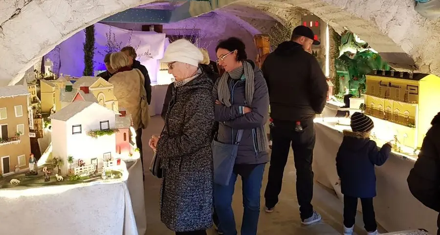 Tanti visitatori al presepe in canonica