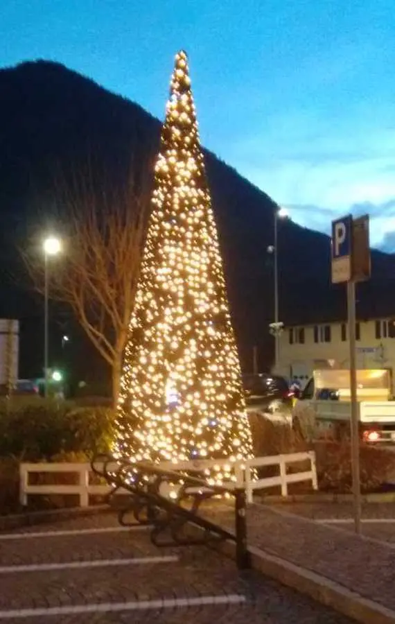 Castelnuovo, un cono di luce al posto dell’abete di Natale