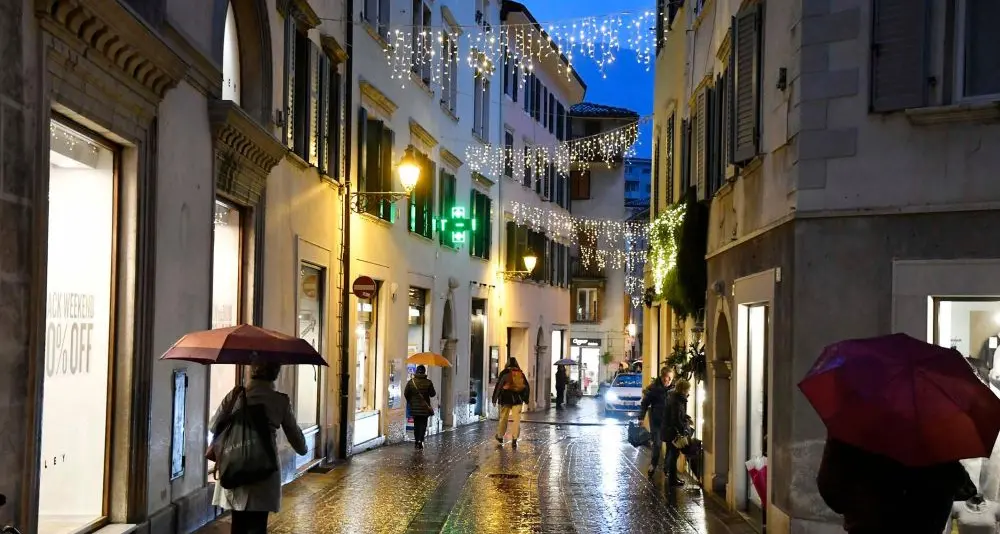 Rovereto, barista insultato e minacciato con il coltello