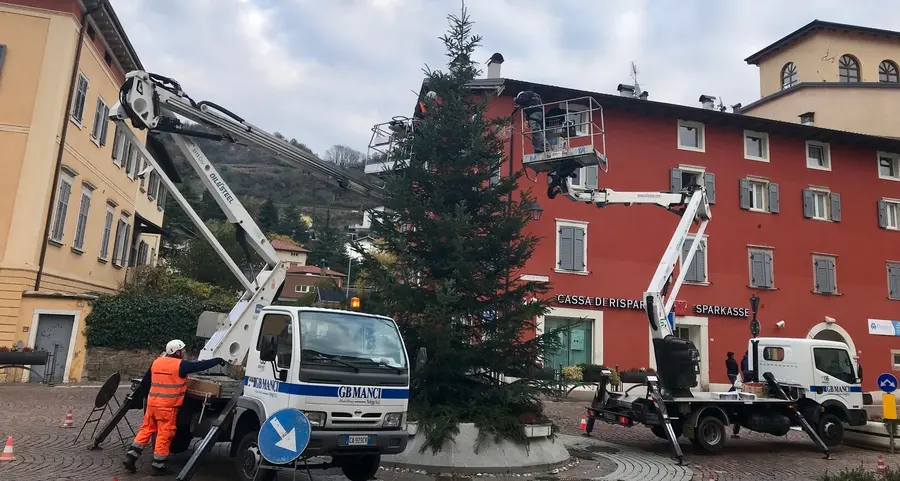 Si montano le luminarie di Natale