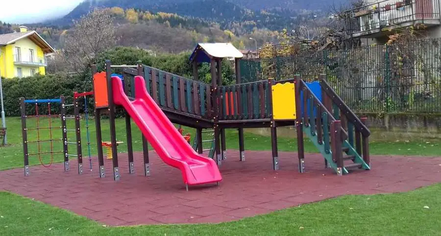 Sopramonte, in dono dagli alpini i giochi in plastica riciclata