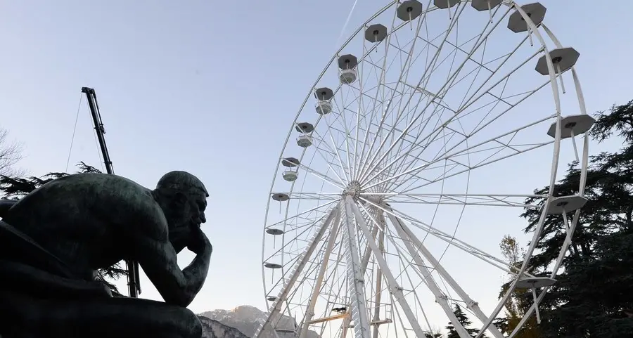 Scoppia il caso luminarie: vecchie e piccole