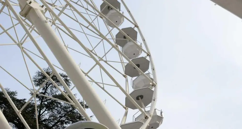 La grande ruota panoramica non parte: troppo poca la corrente elettrica