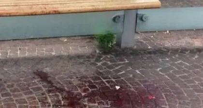 Panchina insanguinata in stazione