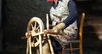Un percorso sugli antichi mestieri con omini di fieno