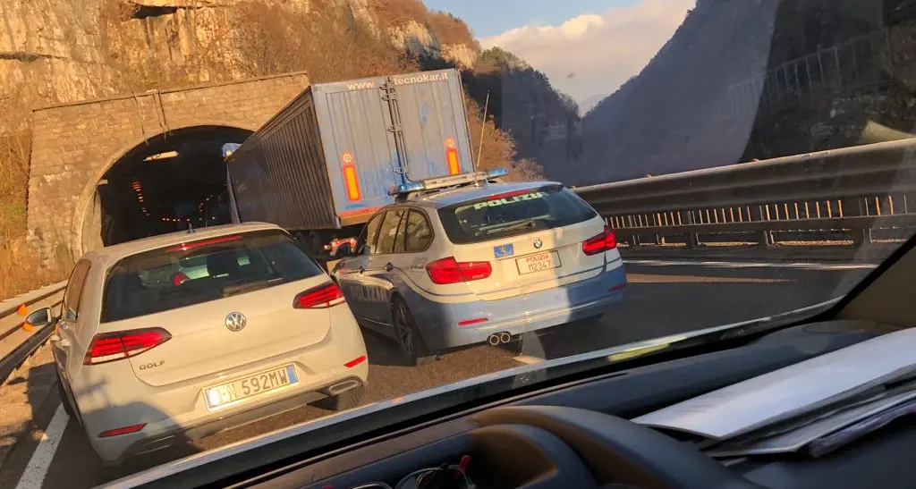 Cavo elettrico pende dalla galleria dei Crozi, auto e tir in colonna