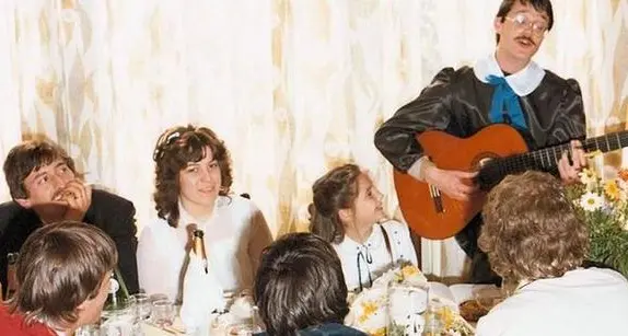 Al bar di Piazza Dante cantano le canzoni di Piz
