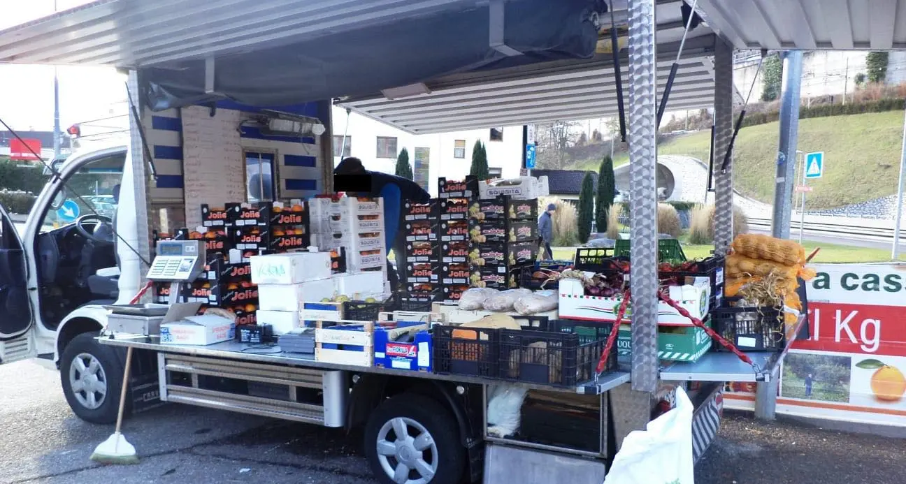 Bressanone, sosta oltre il consentito, maxi-multa all'ambulante. La frutta sequestrata va ai bimbi