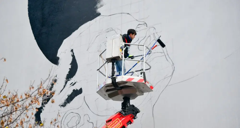 Bolzano, il murale è grande quanto una casa