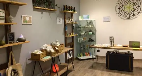 In mezzo ai fiori spuntano i prodotti alla canapa