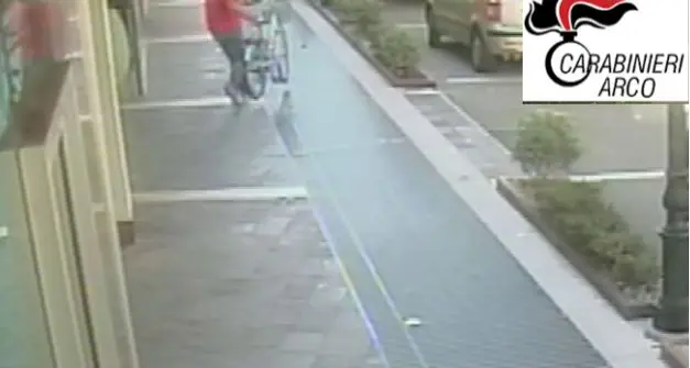Arco, furti di biciclette: smascherato il corriere di una ditta dolciaria