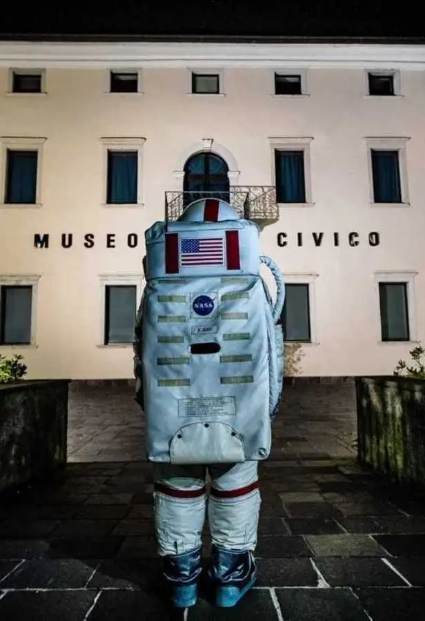 Dalla luna l’astronauta sbarca a Rovereto e la esplora