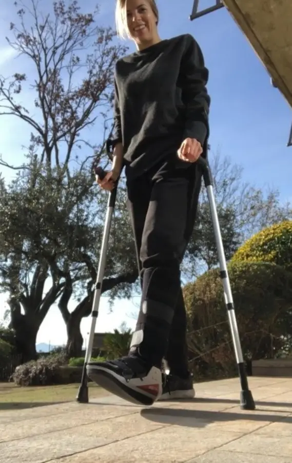 Caduta e stampelle per Carolina