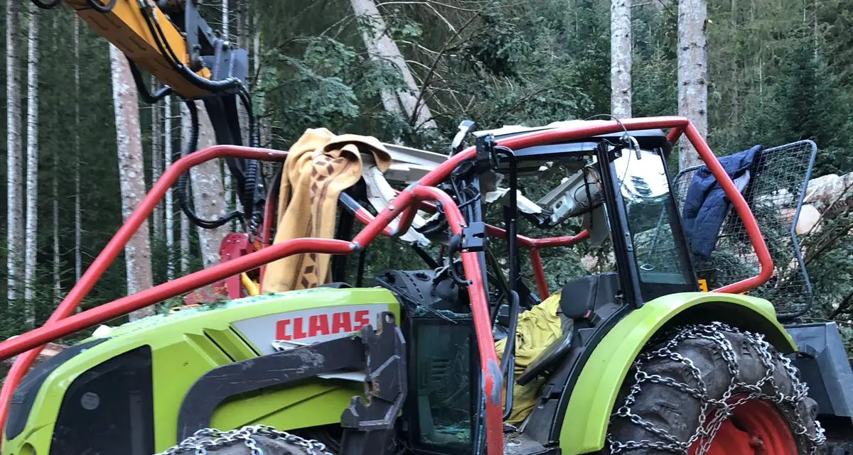 Cavedago, travolto dal trattore: è grave
