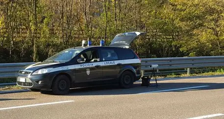 Auto immatricolate all'estero per frodare il fisco: arrivano le multe della Polizia locale