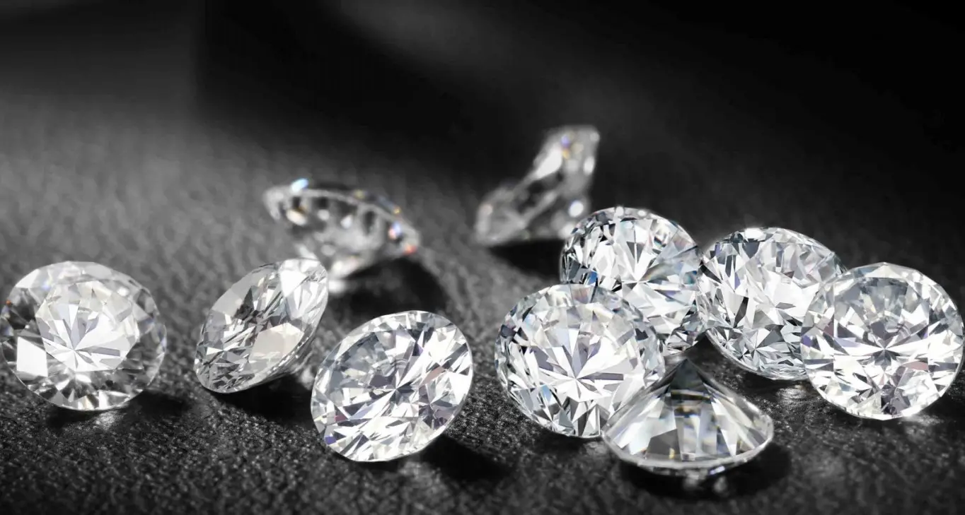 Spaccia il fondo di bottiglia per un diamante da 3,5 carati, a processo per truffa