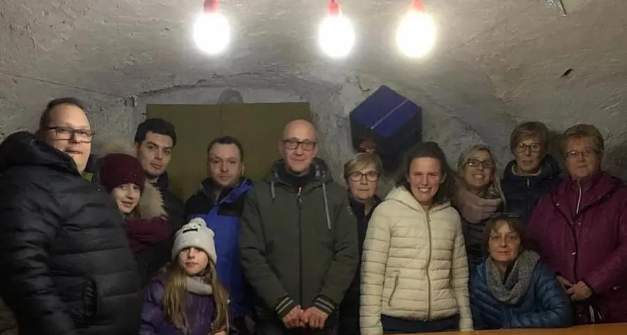 In corteo a portare gli auguri agli anziani