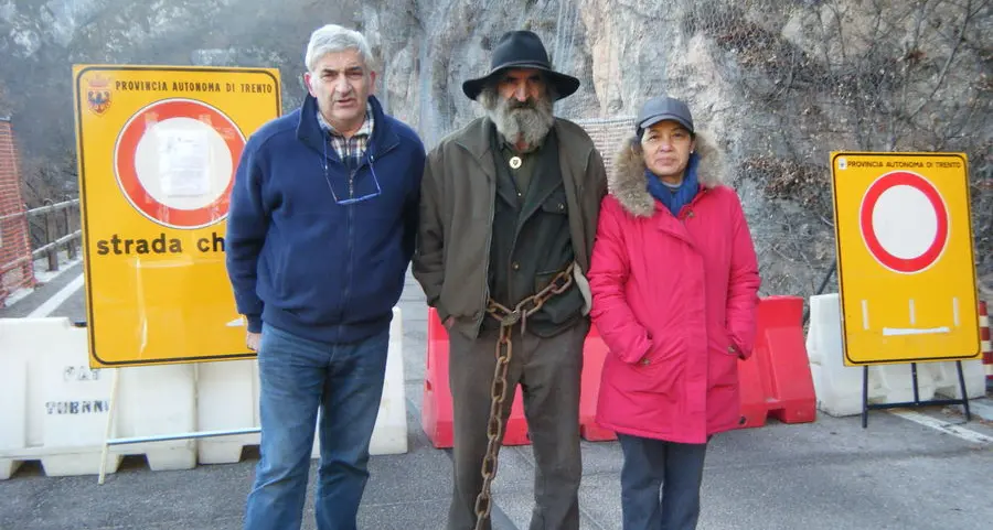 Tovel, chiude la strada e Fero s’incatena