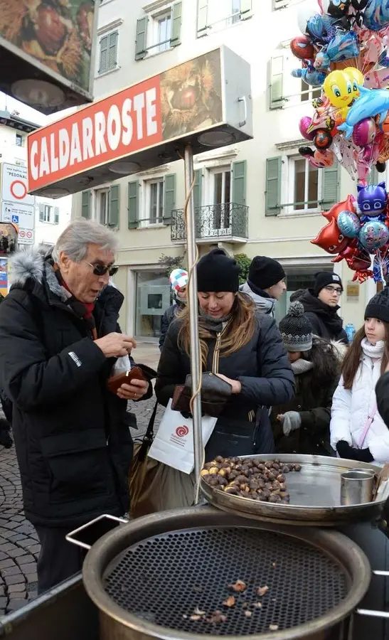 Domenica d’oro, città invasa dalle bancarelle