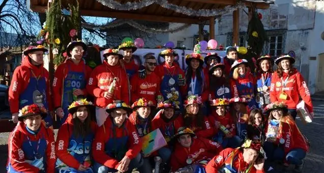 I canti e i colori dei diciottenni nel giorno di Santo Stefano