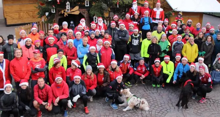 La corsa al mattino di 120 Babbi Natale