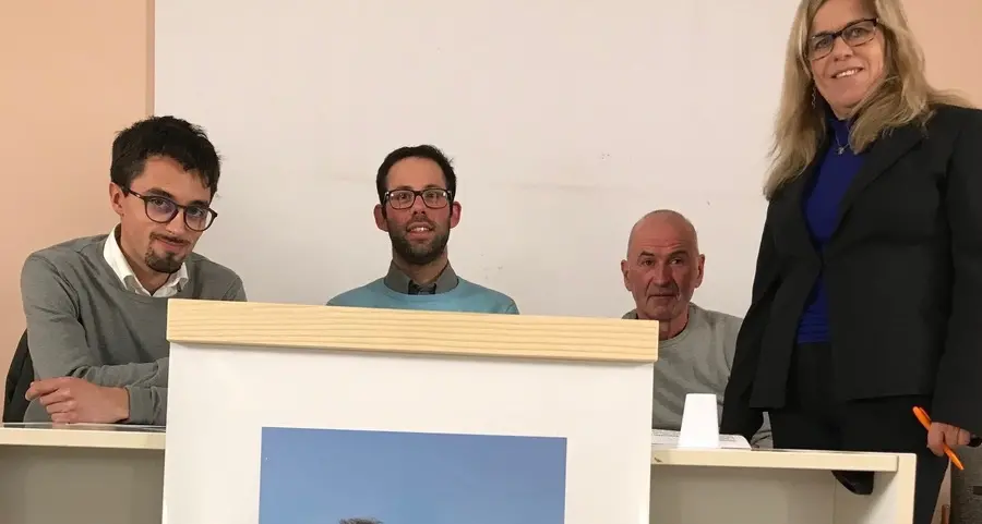 Si incatenano per protesta alle inferriate del Comune