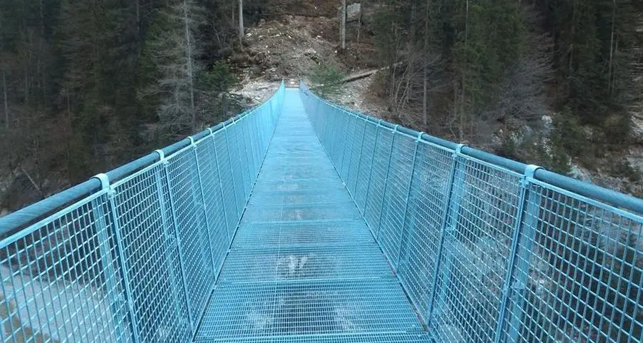 Un ponte tibetano a 28 metri d’altezza