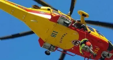 Revò, giovane precipita dal suo fienile