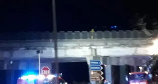 Calcinacci dal cavalcavia Chiusa la strada provinciale