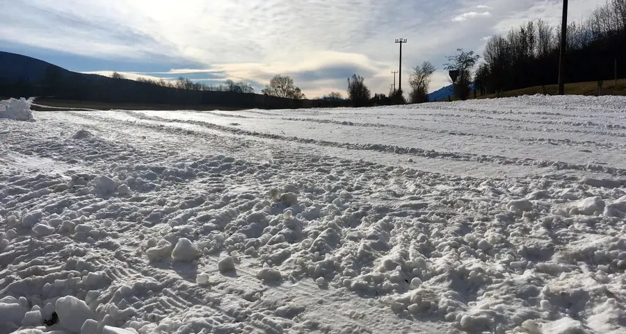 Il cielo è blu e «La Ciaspolada» ritorna sul percorso dei Pradiei