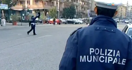 Napoli, mette il guinzaglio alla compagna che vuole lasciarlo
