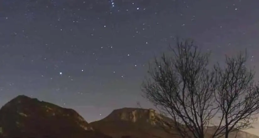 Alle cave con il naso all’insù a guardare la cometa di Natale