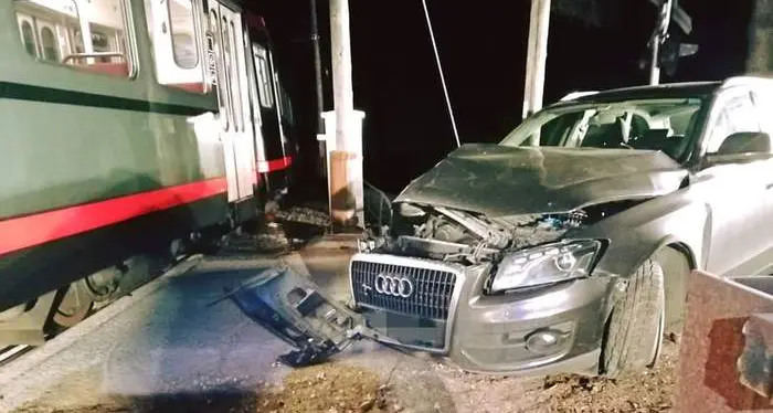 L'auto finisce contro il trenino del Renon