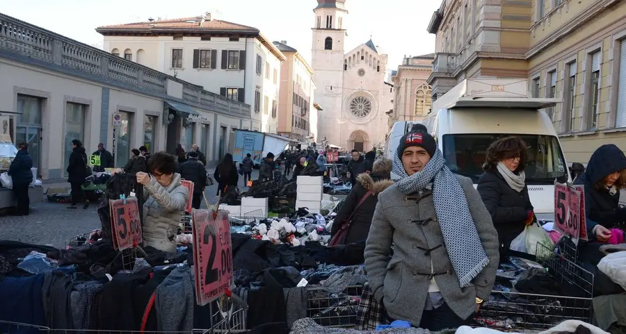 Arriva il vento, il mercato toglie le tende