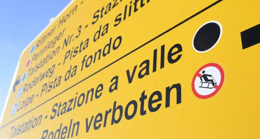Tragedia al Corno del Renon, all'inizio della pista nera cartello di divieto solo in tedesco