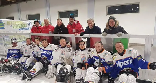 Applausi all’esibizione della Nazionale di sledge hockey