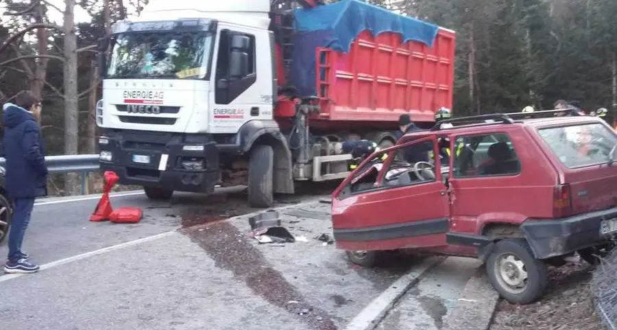 Con l’auto contro un tir, è grave