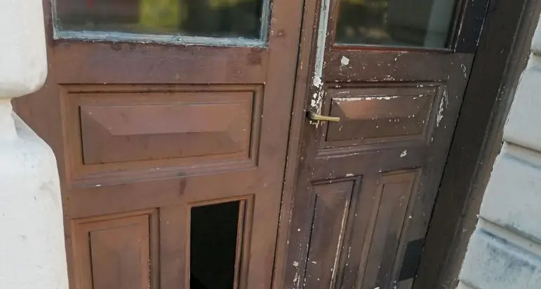 Vandalismi in stazione, ventenne si presenta dai vigili: «Sono stato io»